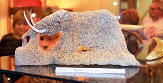 Янракыннотский мастер создал мамонта из кости кита