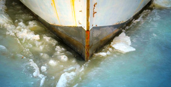 Лодка с двумя людьми застряла во льду на реке Анадырь