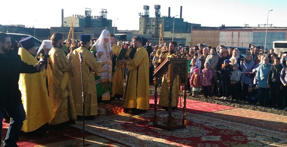 Патриарх Кирилл освятил закладку храма в Певеке и раздал горожанам иконки