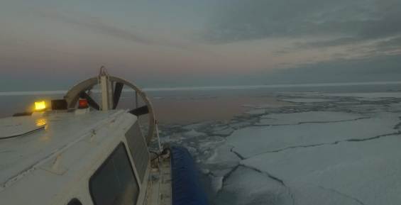 Судно на воздушной подушке застряло во льду Анадырского лимана