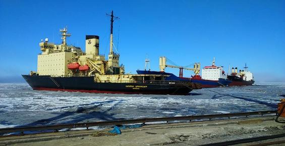 Три судна, зимовавшие в Певеке, уйдут в Архангельск с первыми танкерами
