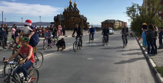 Лето в столице Чукотки проводили велопарадом