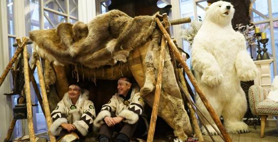 Чукотка привезла на ярмарку в Москву двух белых медведей и ездовые нарты