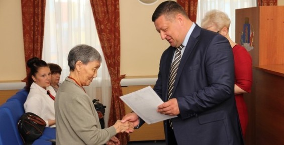 Илья Давиденко наградил жителей Анадыря в день города