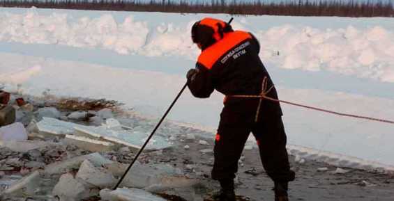 Два автомобиля чукотских золотодобытчиков ушли под лед в Якутии