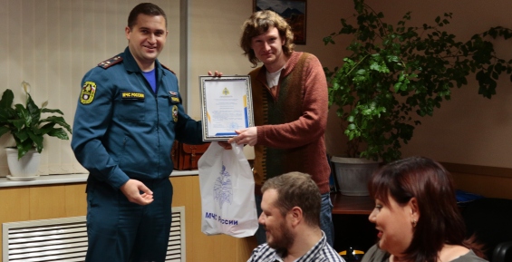 Чукотским журналистам подарили самоспасатели