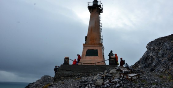Активисты ОНФ требуют отреставрировать памятник-маяк Семену Дежневу