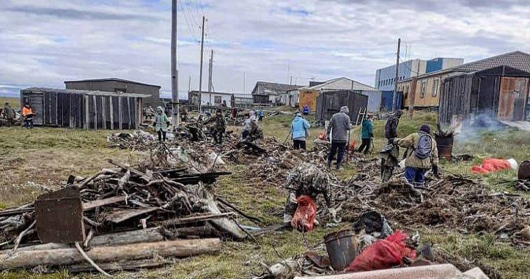Жители села Рыткучи убирают с побережья мусор после недавнего шторма