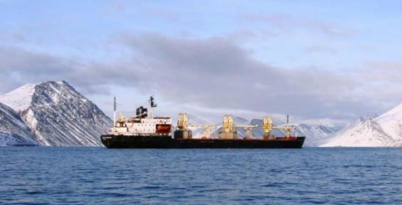 Первый в этом году танкер разгружают в чукотском порту Провидения