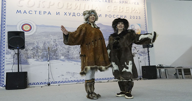 Дефиле в чукотской одежде: в Москве прошёл фестиваль этнической моды