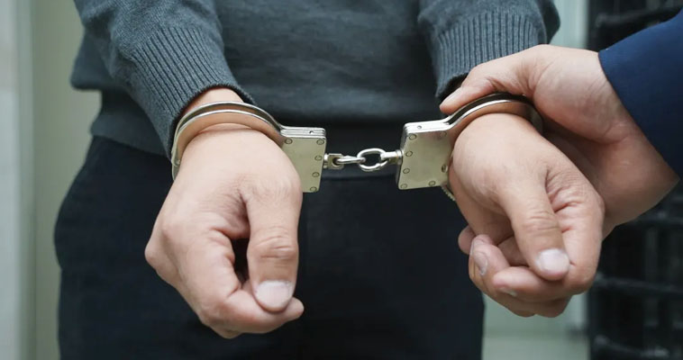 Избил табуретом и выбросил из окна: суд Анадыря рассмотрит дело о покушении на убийство