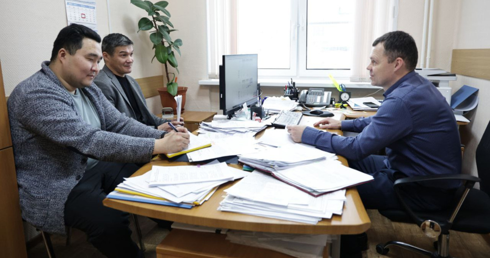 Участник программы "Герои Чукотки" знакомится с организацией северного завоза 