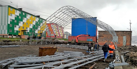 Монтаж крытой ледовой площадки  начался в посёлке Провидения
