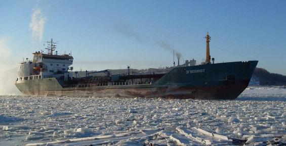 К южному берегу Чукотки подходит танкер “Эгвекинот”