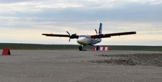 Первый самолет сел на новую ВПП в Анадыре как на авианосец