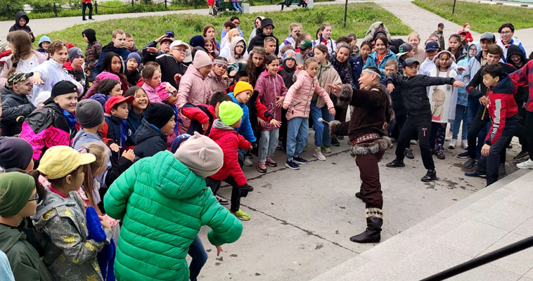 Массовый мастер-класс для детей по танцам коренных народов Чукотки прошел в Анадыре