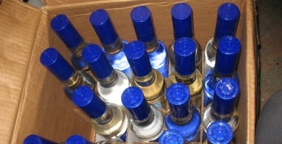 Более тысячи бутылок поддельного алкоголя изъяли чукотские полицейские