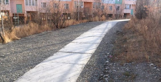 В Билибино построили бетонную пешеходную дорожку к детсаду 