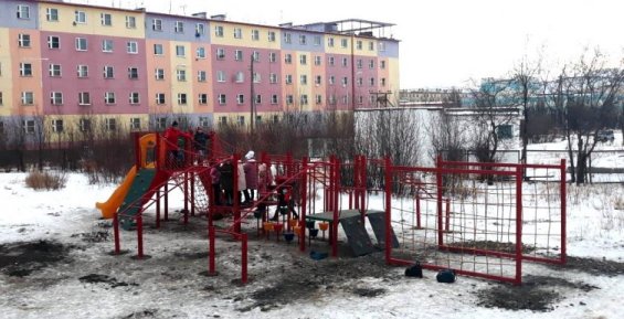 В Билибино смонтировали спортивно-игровой комплекс для детей 