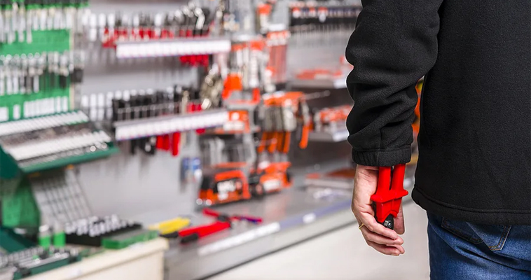 Крупную партию стройматериалов украл сотрудник магазина в Лаврентия