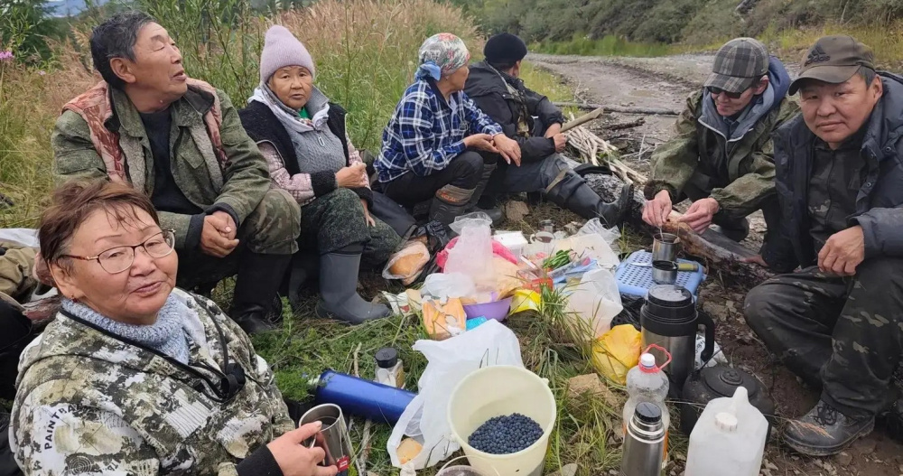 Чукотские пенсионеры отправились в тундру за дарами природы