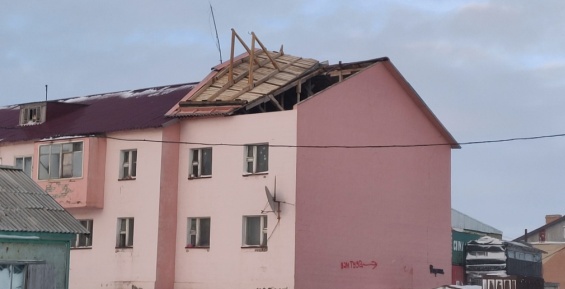 В Лорино восстановили повреждённую ураганом кровлю на одном из жилых домов