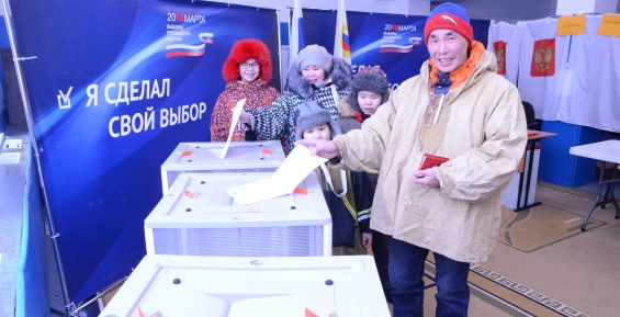 Шесть наблюдателей работают на избирательном участке №4 в столице Чукотки