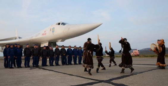 Ракетоносцы Ту-160 приземлились на аэродроме в Анадыре