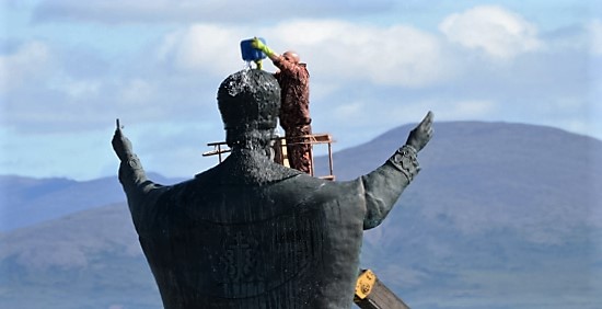 Коммунальщики Анадыря вымыли самый большой в мире памятник Николаю Чудотворцу 