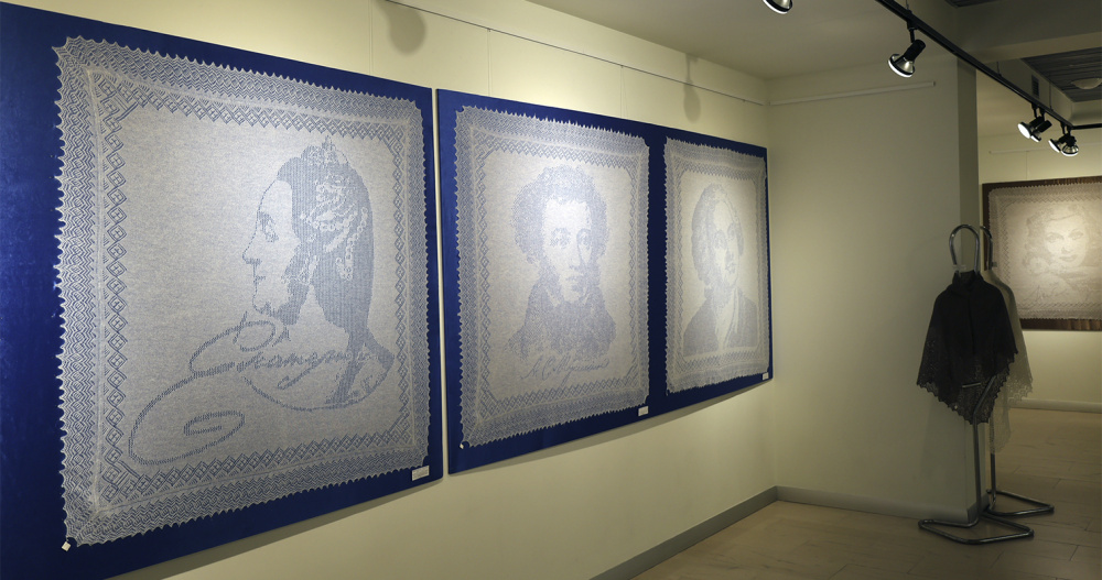 Пуховые платки с портретами великих людей представили на выставке в столице Чукотки