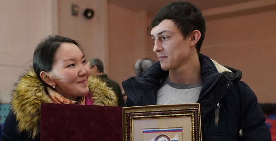 Семью из Омолона наградили за победу во всероссийском конкурсе