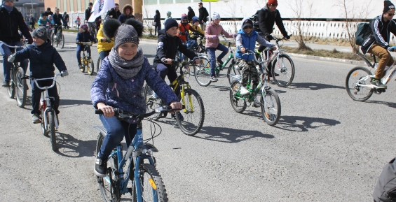 Велопробег и рисунки на асфальте: как проходит День защиты детей на Чукотке