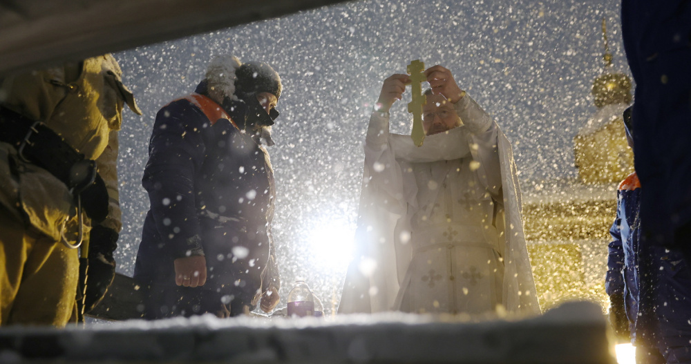 Крещенским купаниям на Чукотке помешала непогода