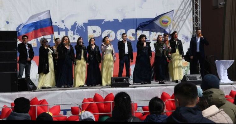 Концертной программой и вручением паспортов отметили День России в Анадыре