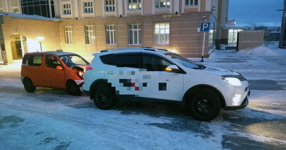 ДТП с участием такси произошло в центре Анадыря