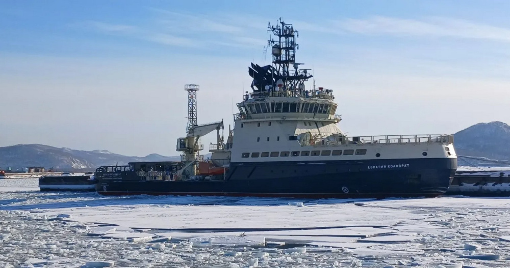 Началась операция по освобождению застрявшего во льдах на Чукотке теплохода