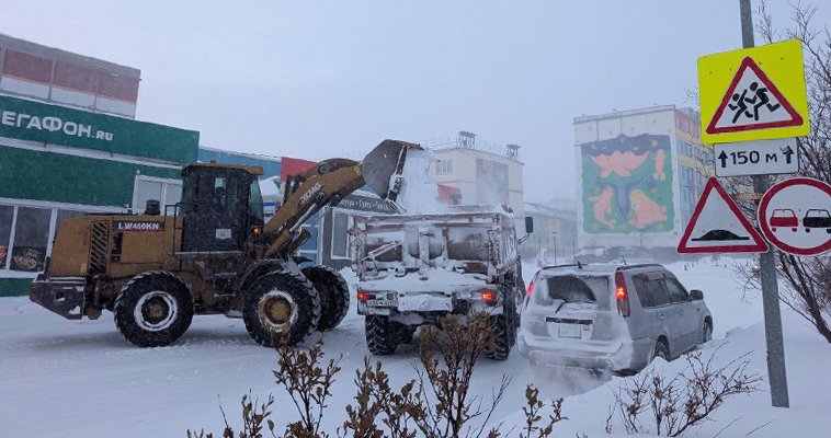Коммунальные службы Чукотки усилили работу из-за сильного снегопада