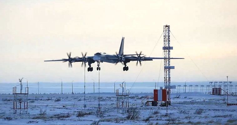 Стратегические ракетоносцы Ту-95 выполнили плановый полёт над Чукоткой