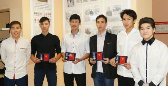 Школьники из села Снежное награждены медалями и грамотами за мужество