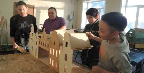 Школьники Лаврентия изготовили «Дом для книг»