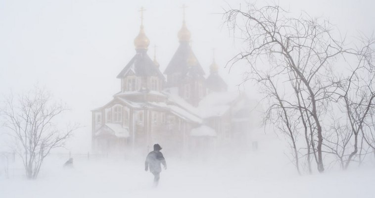 Отмена занятий и транспортные ограничения: Чукотка оказалась во власти непогоды