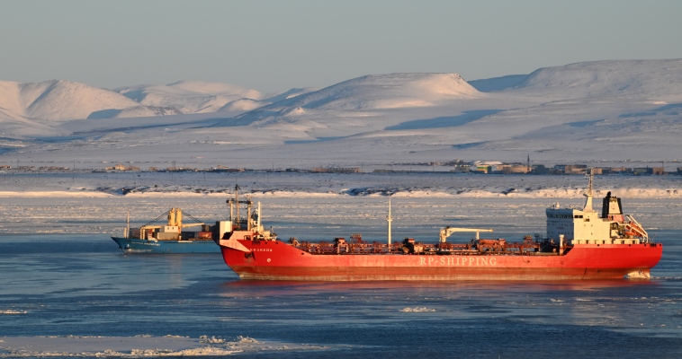 Сухогрузу &quot;Остров Анциферова&quot; подойти к порту Анадыря помог танкер &quot;Киликия&quot;