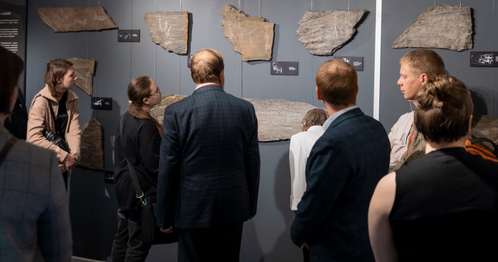 Уникальные наскальные рисунки Чукотки представили в Магадане