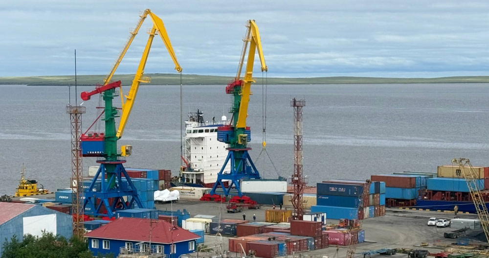 Более 3,7 тыс. тонн грузов доставил на Чукотку теплоход "ФЕСКО Новик"
