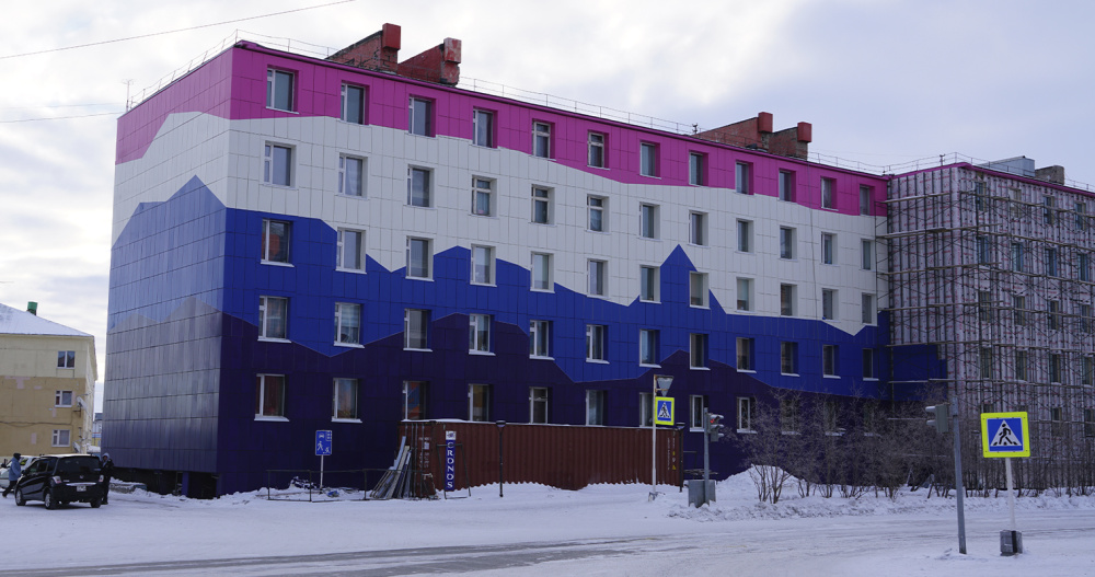 Фасад многоквартирного дома отремонтировали в Анадыре по губернаторскому проекту
