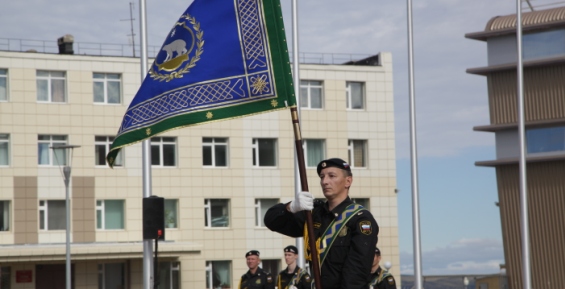 Памятное знамя вручили судебным приставам Чукотки