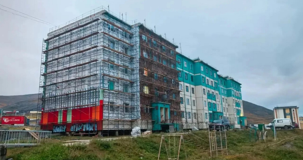 В Певеке обновляют фасады домов и покрытия детских площадок