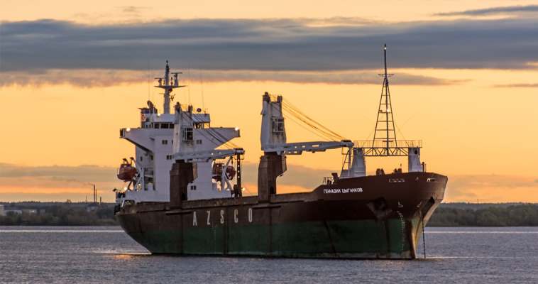 Продукты, стройматериалы и технику доставил в село Рыркайпий "Геннадий Цыганков"