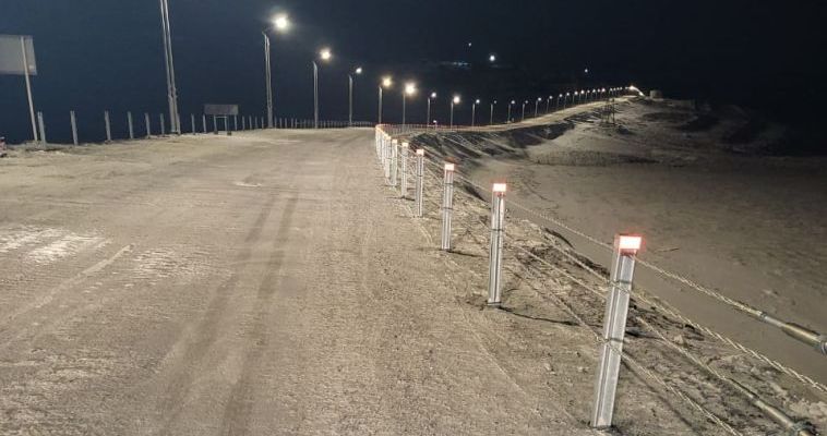 Освещение и ограждение установили на участках дороги из Певека в аэропорт