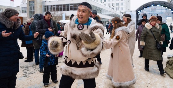 Жители западной России освоили навыки чукотской ходьбы на снегоступах